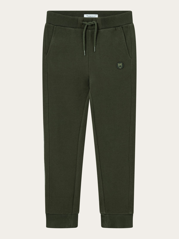 KnowledgeCotton Apparel - YOUNG Badge jog pant Pants 1090 Forrest Night