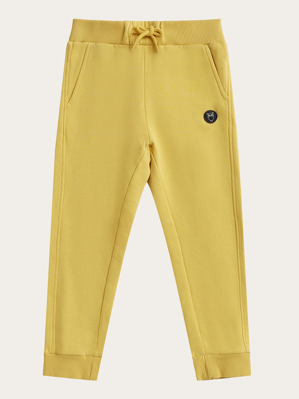 KnowledgeCotton Apparel - YOUNG Badge jog pant Pants 1429 Misted Yellow