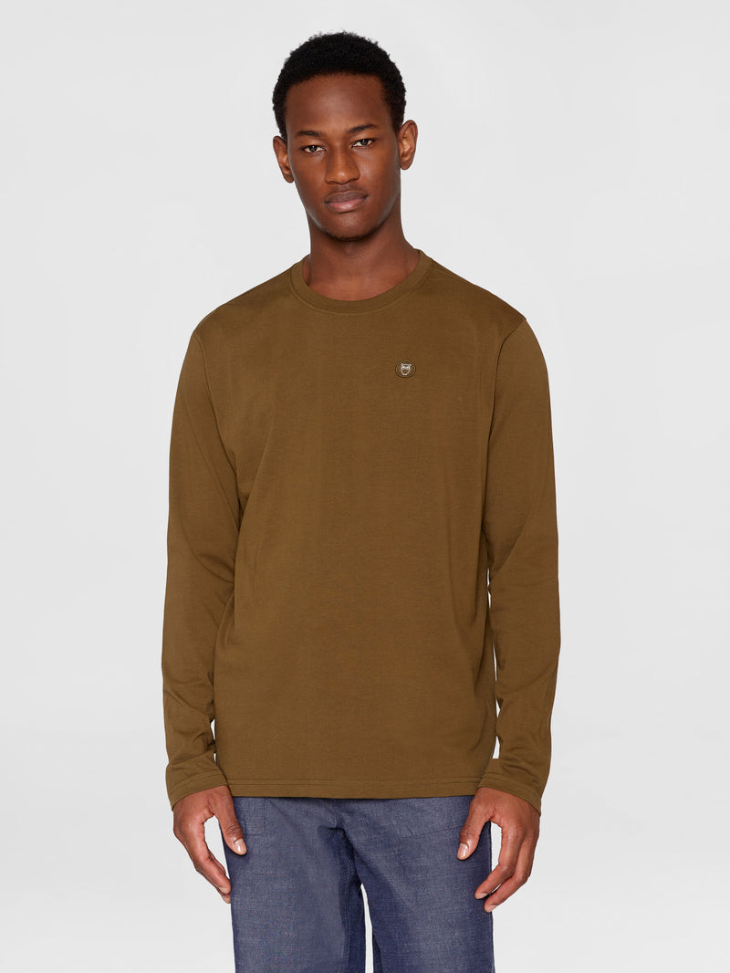 KnowledgeCotton Apparel - MEN Badge long sleeve Long Sleeves 1100 Dark Olive