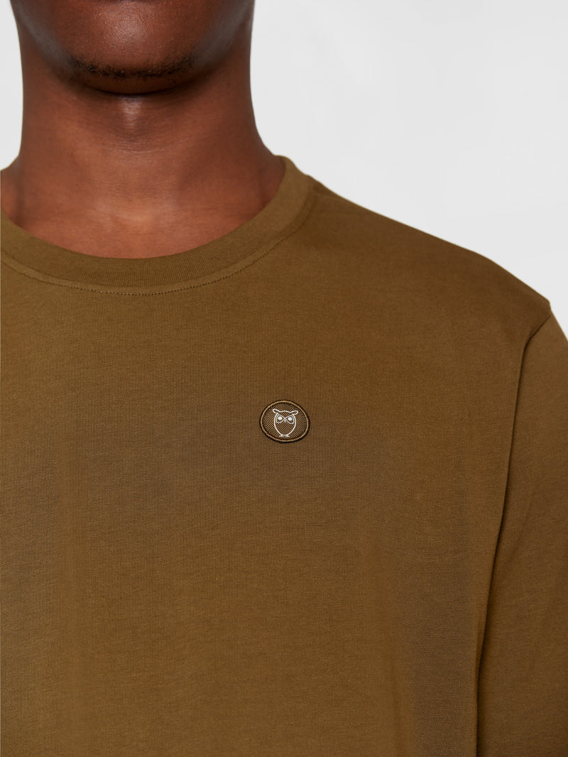 KnowledgeCotton Apparel - MEN Badge long sleeve Long Sleeves 1100 Dark Olive