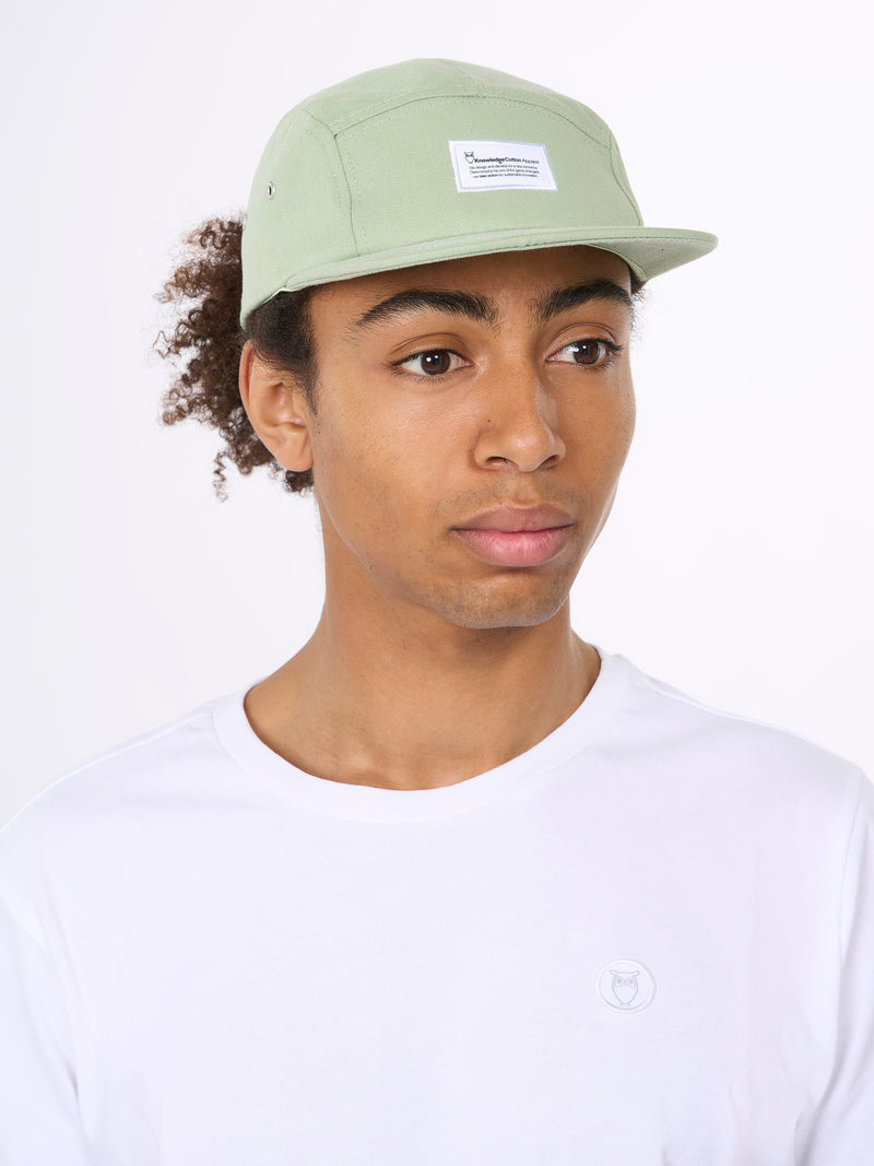 KnowledgeCotton Apparel - UNI Barckley cap with badge Caps 1380 Swamp