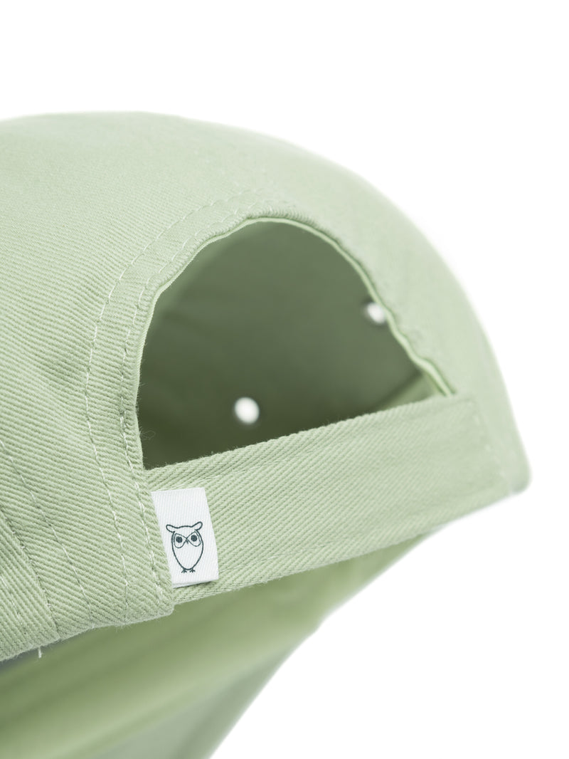 KnowledgeCotton Apparel - UNI Barckley cap with badge Caps 1380 Swamp