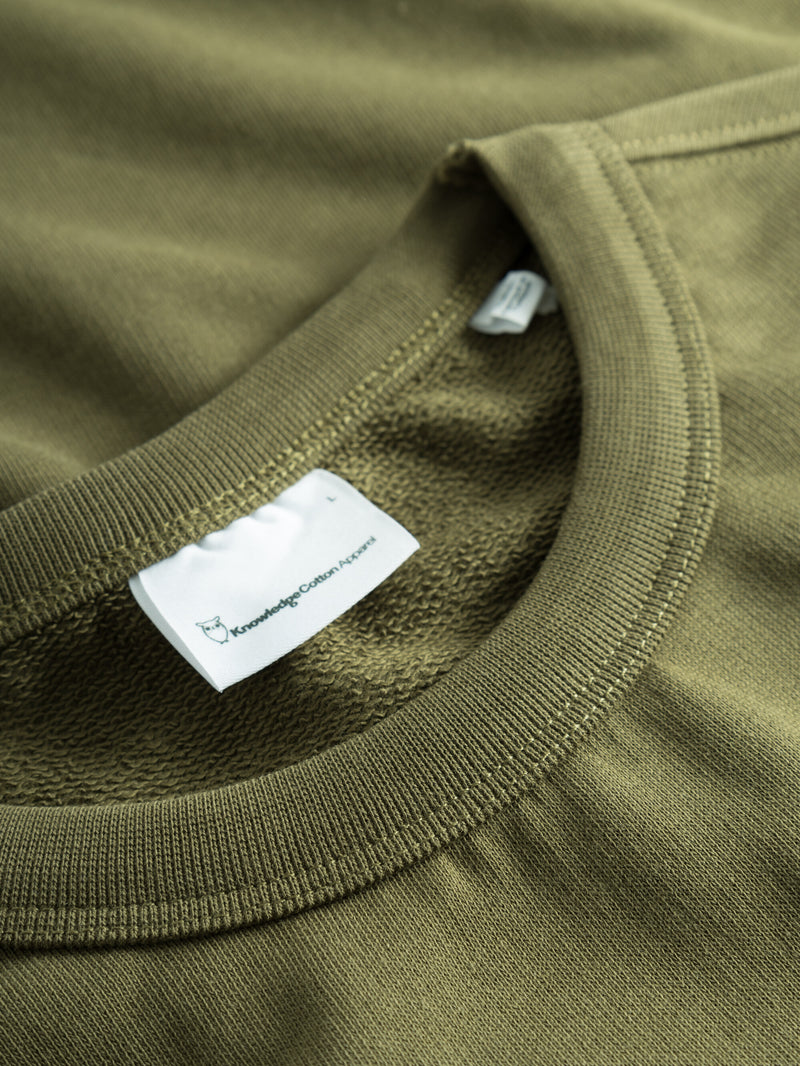 KnowledgeCotton Apparel - MEN Basic badge sweat Sweats 1100 Dark Olive