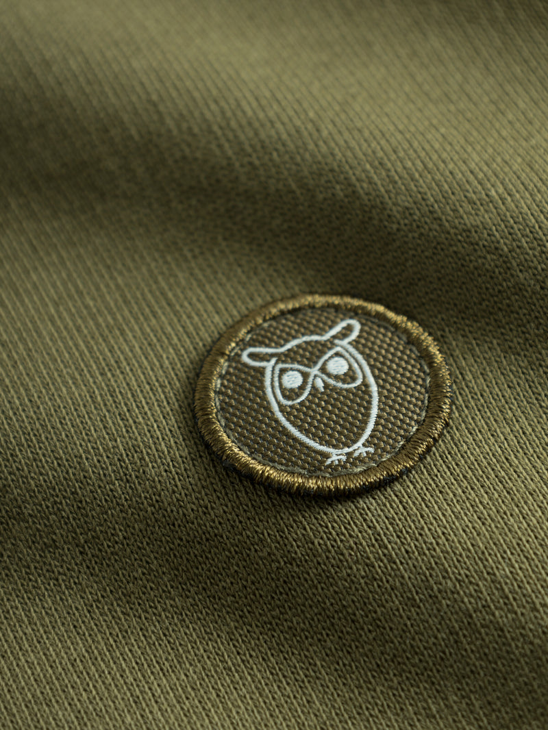 KnowledgeCotton Apparel - MEN Basic badge sweat Sweats 1100 Dark Olive