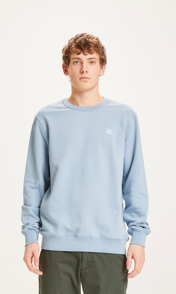 KnowledgeCotton Apparel - MEN Basic badge sweat Sweats 1322 Asley Blue