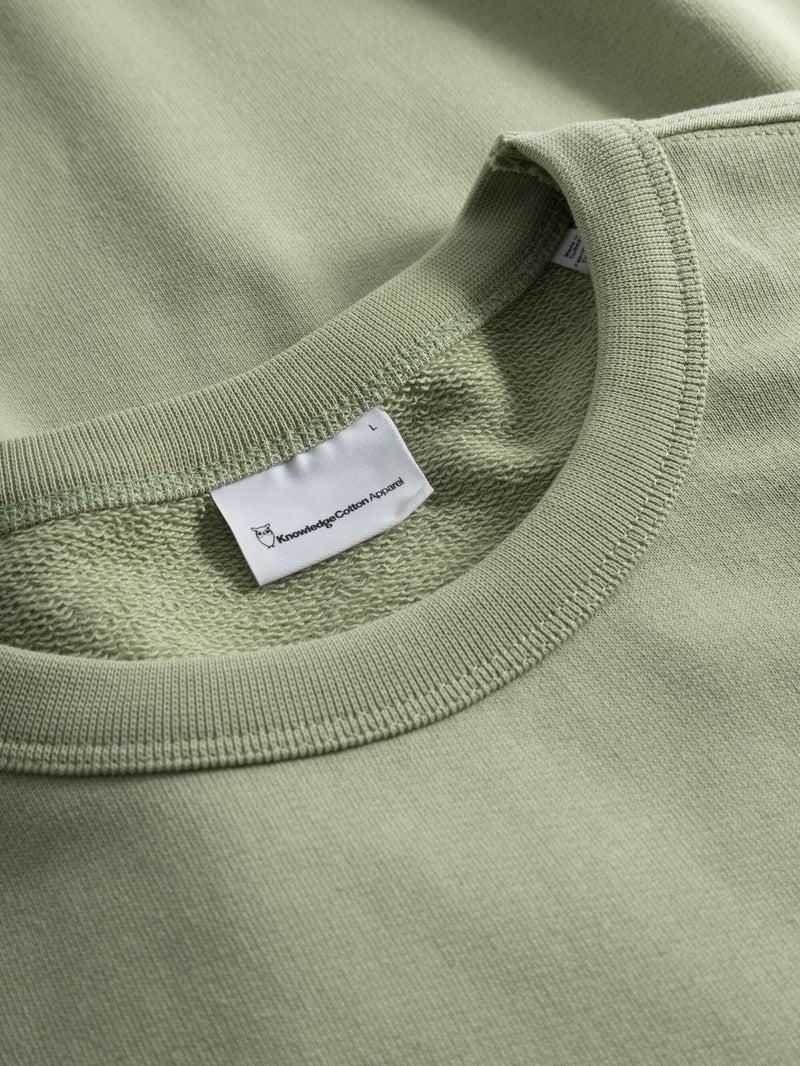 KnowledgeCotton Apparel - MEN Basic badge sweat Sweats 1380 Swamp