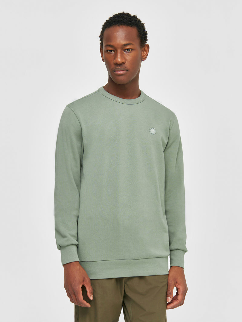 KnowledgeCotton Apparel - MEN Basic badge sweat Sweats 1396 Lily Pad