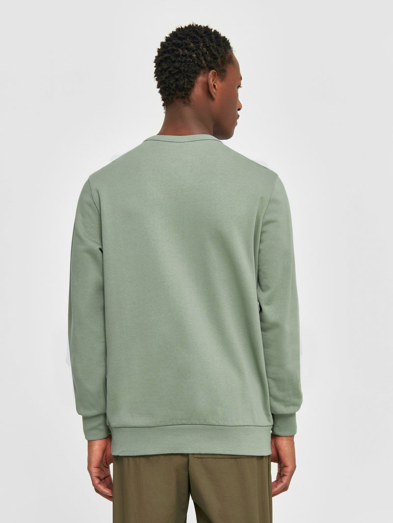 KnowledgeCotton Apparel - MEN Basic badge sweat Sweats 1396 Lily Pad