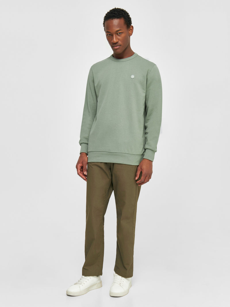 KnowledgeCotton Apparel - MEN Basic badge sweat Sweats 1396 Lily Pad