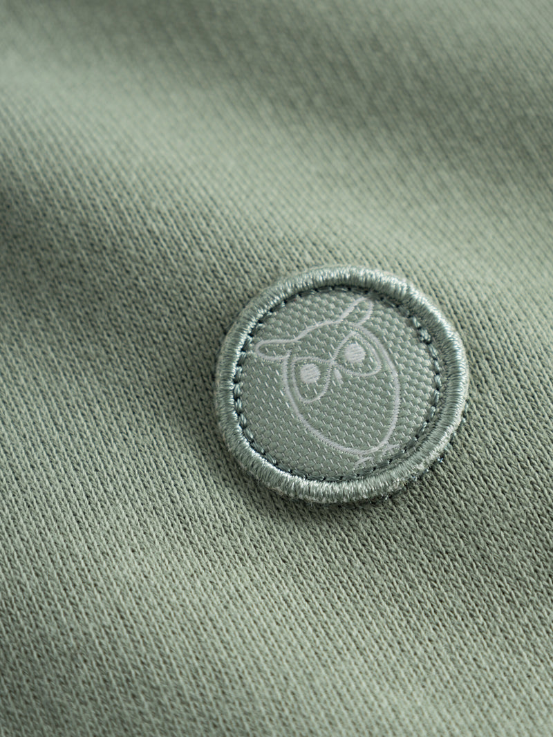 KnowledgeCotton Apparel - MEN Basic badge sweat Sweats 1396 Lily Pad