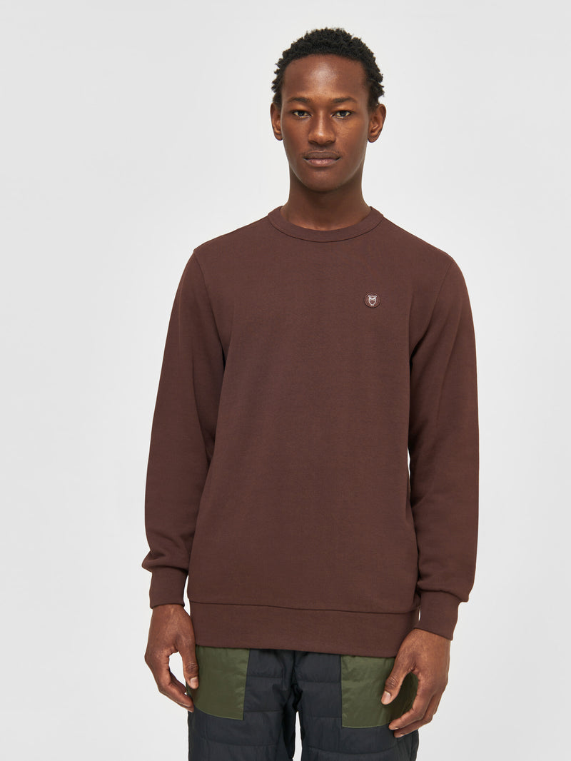 KnowledgeCotton Apparel - MEN Basic badge sweat Sweats 1404 Deep Mahogany