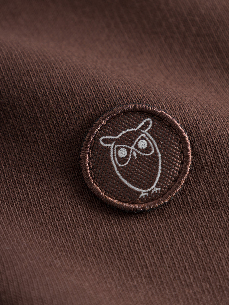 KnowledgeCotton Apparel - MEN Basic badge sweat Sweats 1404 Deep Mahogany