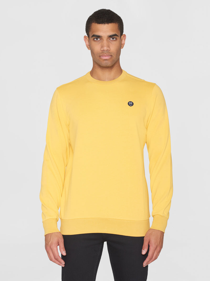 KnowledgeCotton Apparel - MEN Basic badge sweat Sweats 1429 Misted Yellow