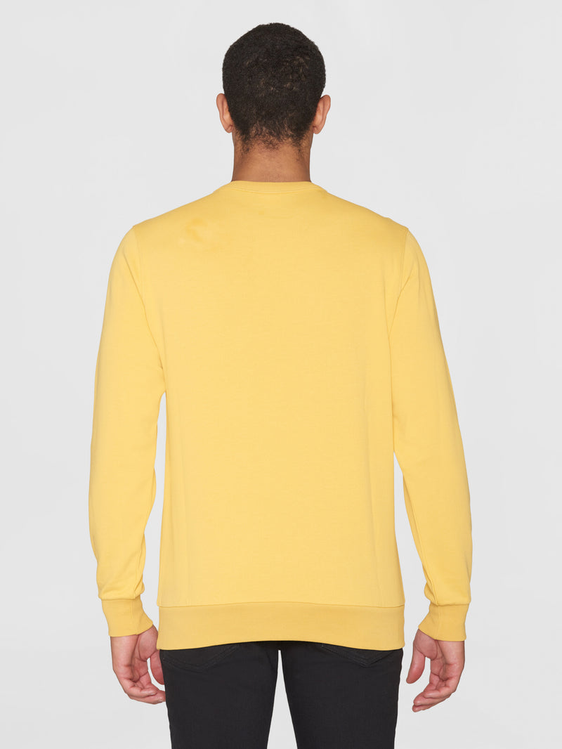 KnowledgeCotton Apparel - MEN Basic badge sweat Sweats 1429 Misted Yellow