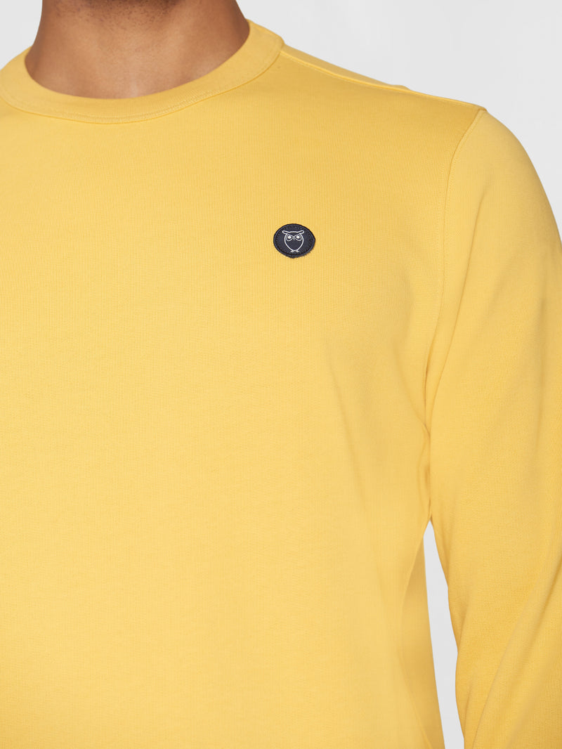 KnowledgeCotton Apparel - MEN Basic badge sweat Sweats 1429 Misted Yellow