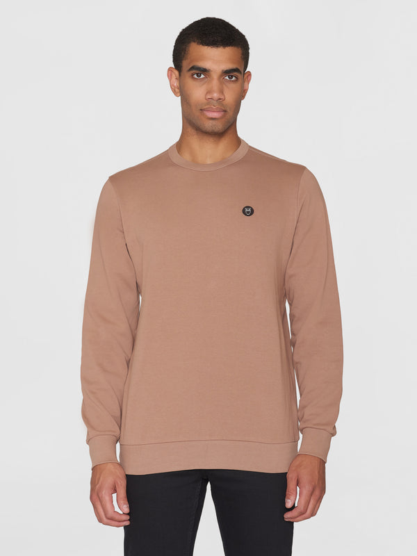 KnowledgeCotton Apparel - MEN Basic badge sweat Sweats 1437 Chocolate Malt