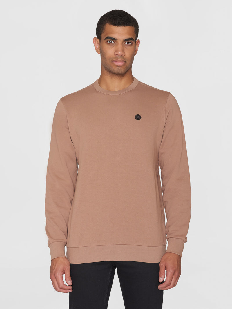 KnowledgeCotton Apparel - MEN Basic badge sweat Sweats 1437 Chocolate Malt