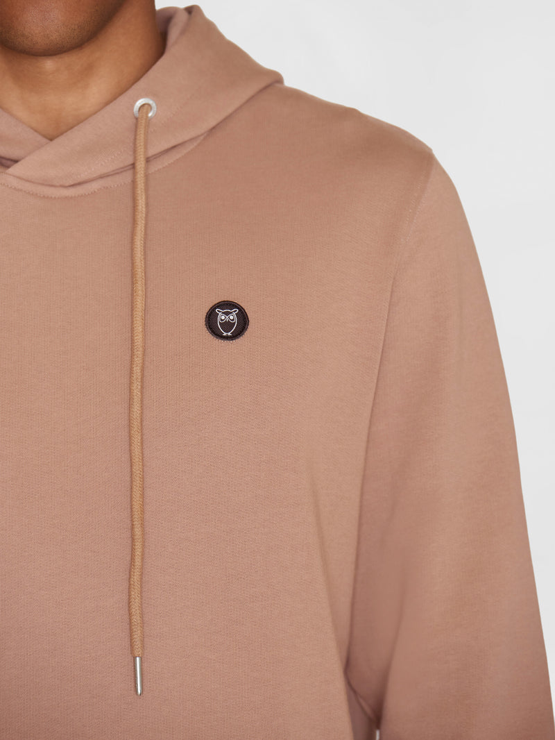 KnowledgeCotton Apparel - MEN Hood basic badge sweat Sweats 1437 Chocolate Malt