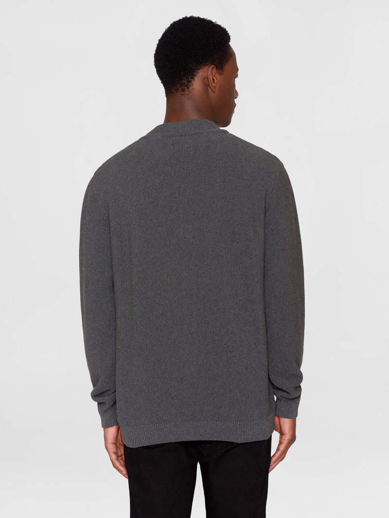 KnowledgeCotton Apparel - MEN Pique badge knit o-neck Knits 1073 Dark Grey Melange