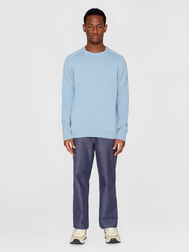 KnowledgeCotton Apparel - MEN Plain knitted crew neck Knits 1414 Dusty Blue Melange