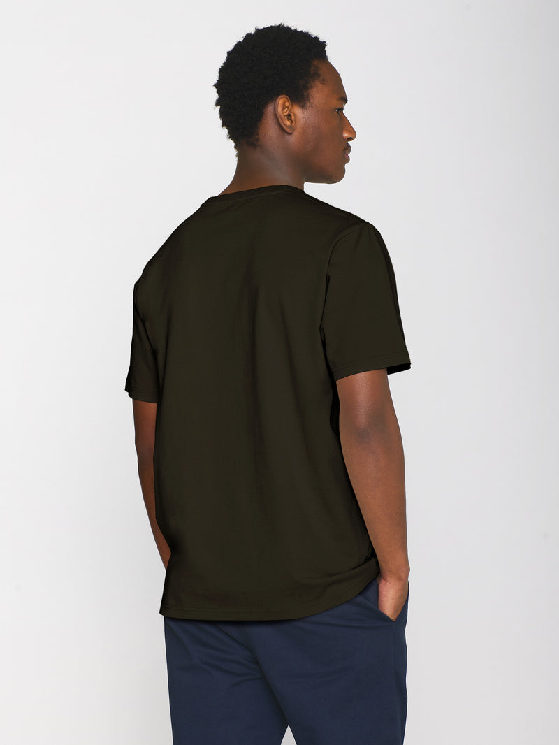 KnowledgeCotton Apparel - MEN Regular fit Badge t-shirt T-shirts 1337 Green melange