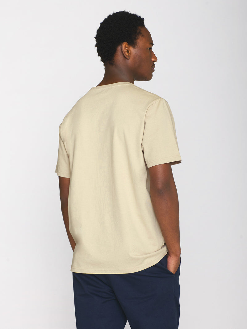 KnowledgeCotton Apparel - MEN Regular fit Badge t-shirt T-shirts 1355 Safari melange