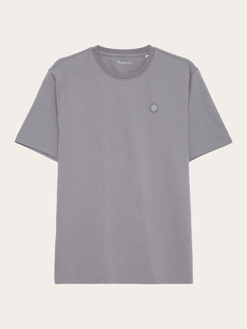 KnowledgeCotton Apparel - MEN Regular fit Badge t-shirt T-shirts 1401 Sharkskin