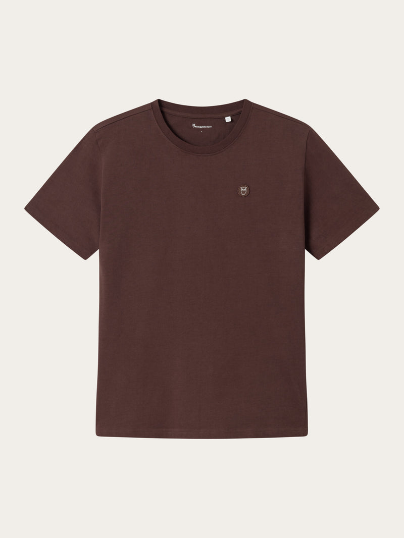 KnowledgeCotton Apparel - MEN Regular fit Badge t-shirt T-shirts 1404 Deep Mahogany