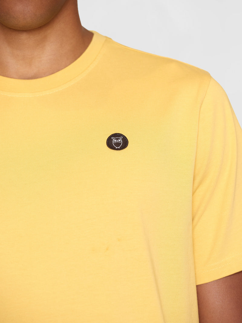 KnowledgeCotton Apparel - MEN Regular fit Badge t-shirt T-shirts 1429 Misted Yellow