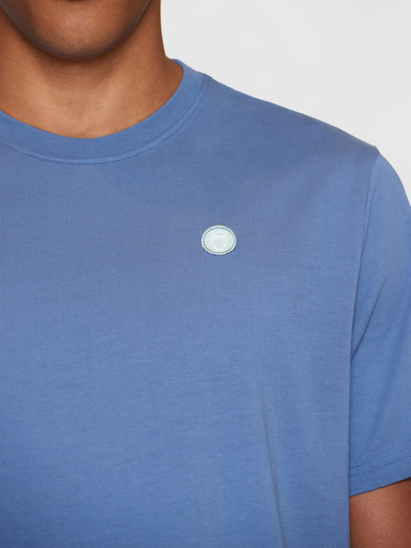 KnowledgeCotton Apparel - MEN Regular fit Badge t-shirt T-shirts 1432 Moonlight Blue