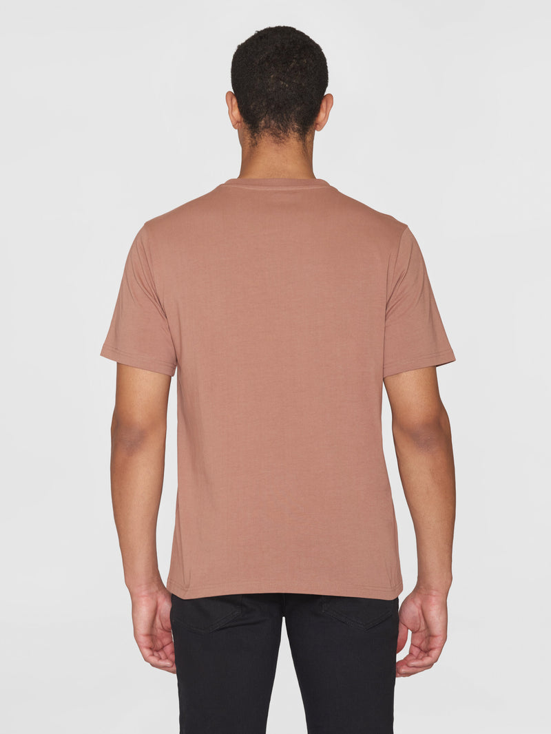 KnowledgeCotton Apparel - MEN Regular fit Badge t-shirt T-shirts 1437 Chocolate Malt