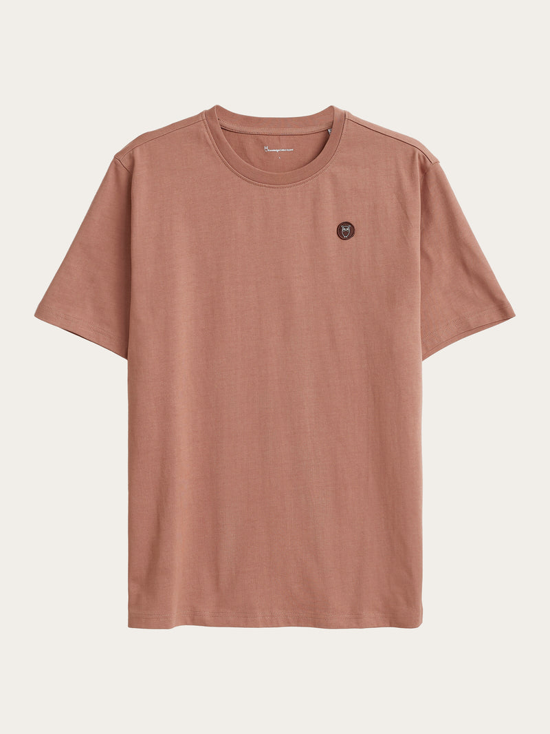 KnowledgeCotton Apparel - MEN Regular fit Badge t-shirt T-shirts 1437 Chocolate Malt