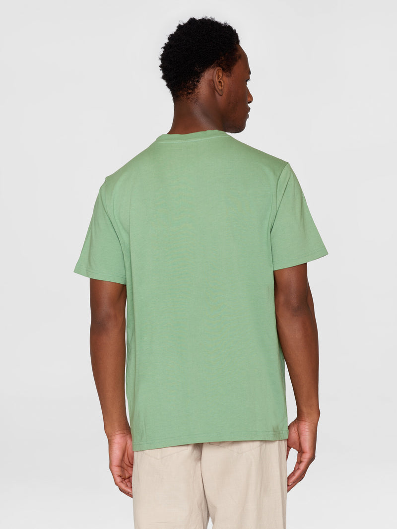 KnowledgeCotton Apparel - MEN Regular fit Badge t-shirt T-shirts 1454 Shale Green