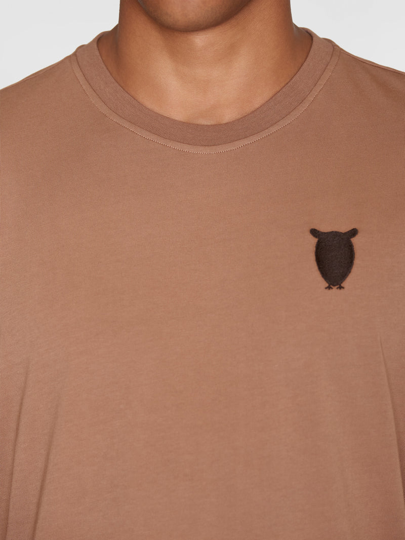 KnowledgeCotton Apparel - MEN Regular fit owl chest embroidery t-shirt T-shirts 1437 Chocolate Malt