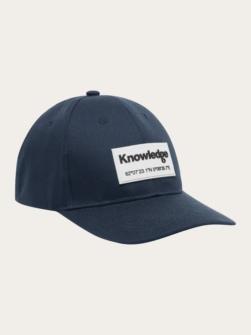 KnowledgeCotton Apparel - UNI Twill baseball cap with siliconebadge Caps 1001 Total Eclipse