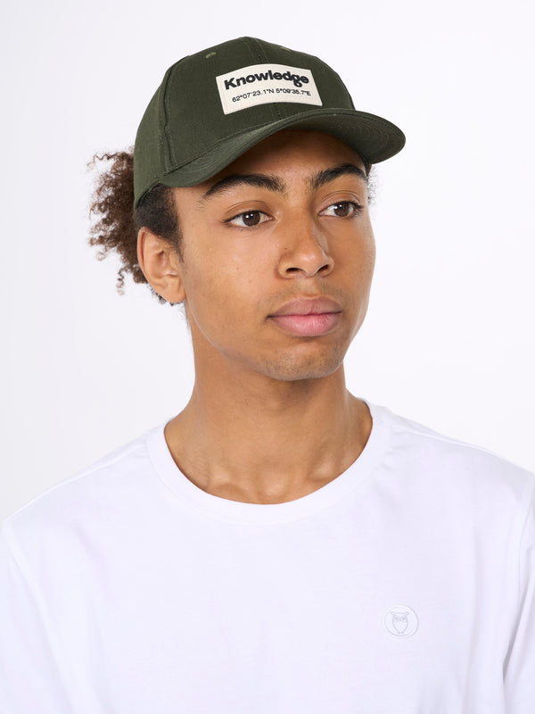 KnowledgeCotton Apparel - UNI Twill baseball cap with siliconebadge Caps 1090 Forrest Night