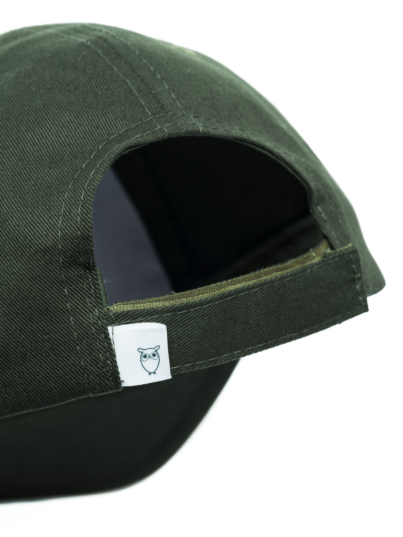 KnowledgeCotton Apparel - UNI Twill baseball cap with siliconebadge Caps 1090 Forrest Night