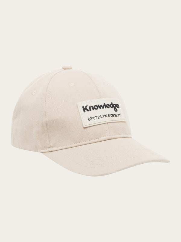 KnowledgeCotton Apparel - UNI Twill baseball cap with siliconebadge Caps 1228 Light feather gray