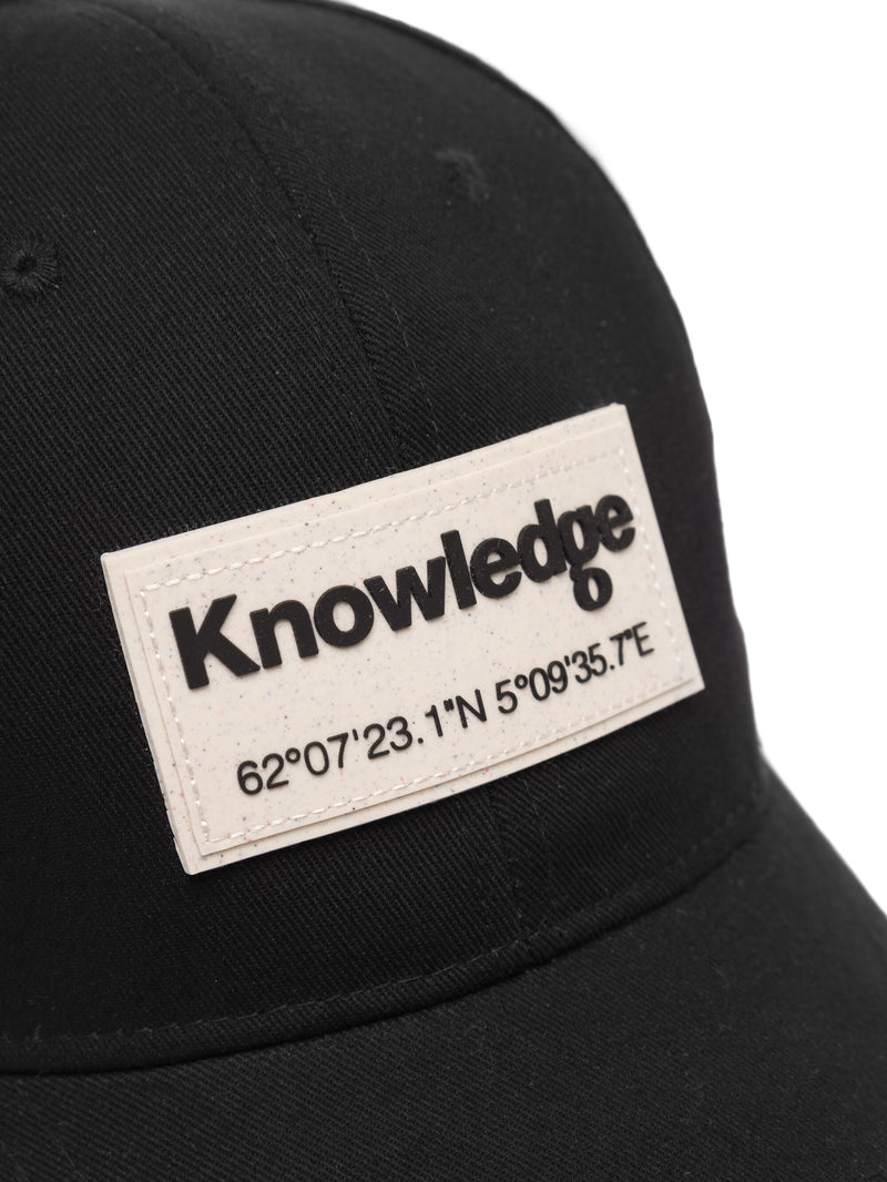 KnowledgeCotton Apparel - UNI Twill baseball cap with siliconebadge Caps 1300 Black Jet