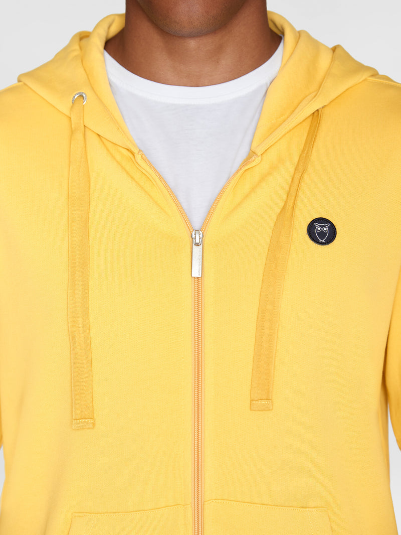 KnowledgeCotton Apparel - MEN Zip hood kangaroo badge sweat Sweats 1429 Misted Yellow