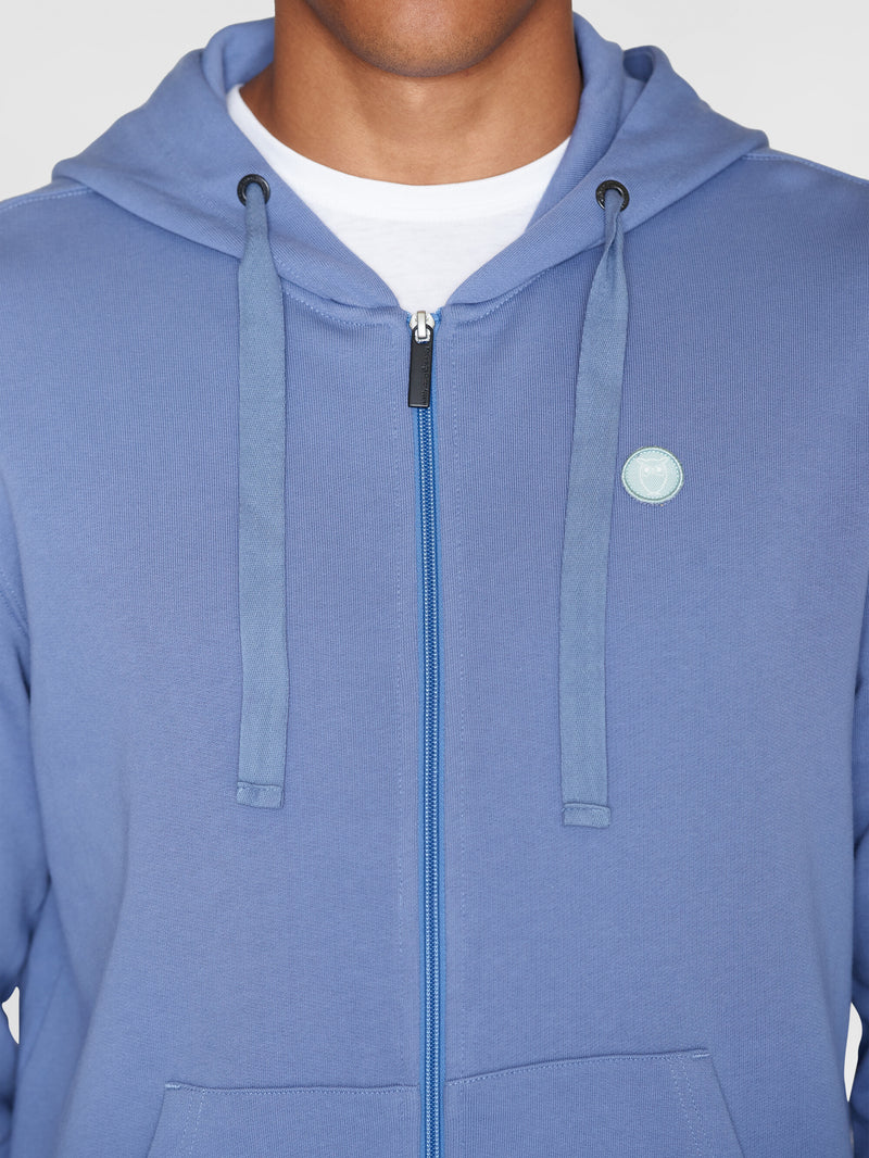 KnowledgeCotton Apparel - MEN Zip hood kangaroo badge sweat Sweats 1432 Moonlight Blue